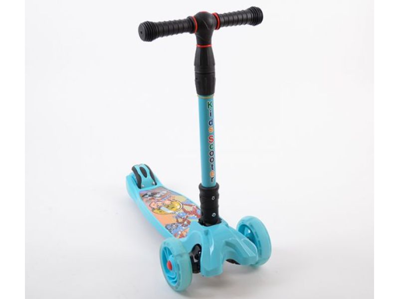 Тротинет светлечки во светло сина боја